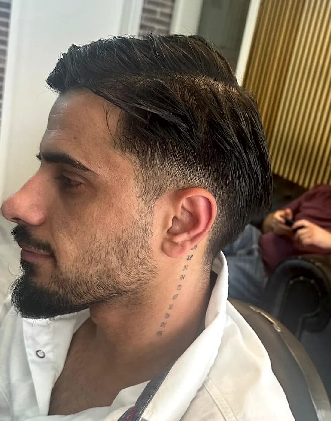 Mid Fade Seitenansicht mit Bartkontur