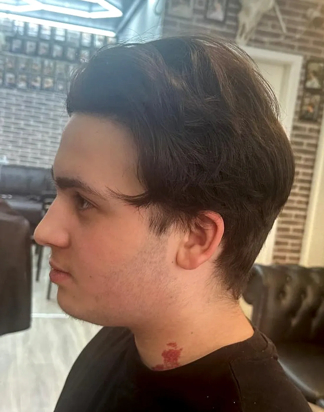 Vorher: längeres Seitenhaar vor einem Low Taper Fade